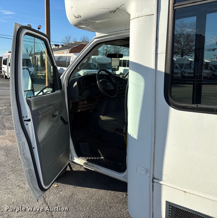 image for item EV3480 2004 Ford E450 shuttle bus