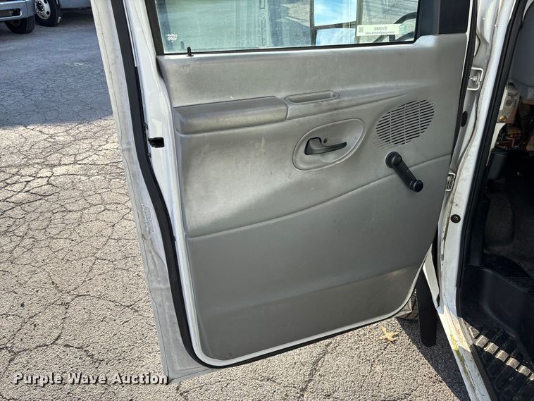 image for item EV3480 2004 Ford E450 shuttle bus