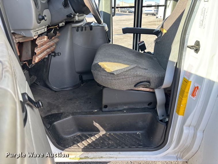 image for item EV3480 2004 Ford E450 shuttle bus