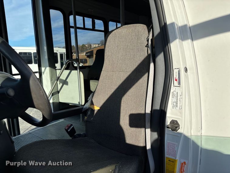 image for item EV3480 2004 Ford E450 shuttle bus