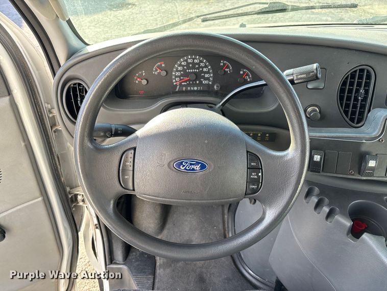 image for item EV3480 2004 Ford E450 shuttle bus