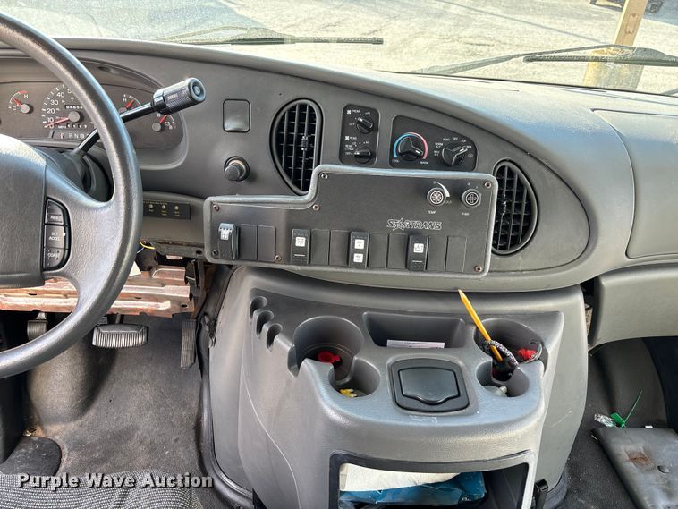 image for item EV3480 2004 Ford E450 shuttle bus