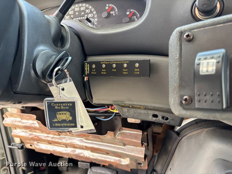 image for item EV3480 2004 Ford E450 shuttle bus