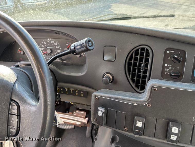 image for item EV3480 2004 Ford E450 shuttle bus