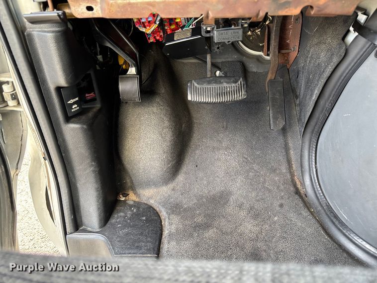 image for item EV3480 2004 Ford E450 shuttle bus