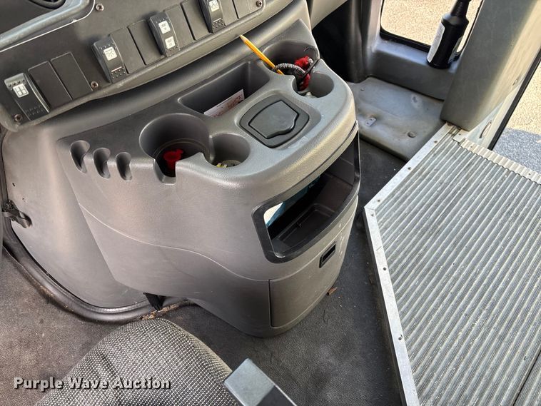 image for item EV3480 2004 Ford E450 shuttle bus