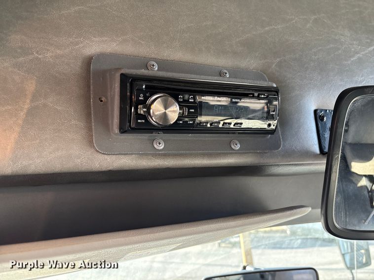 image for item EV3480 2004 Ford E450 shuttle bus