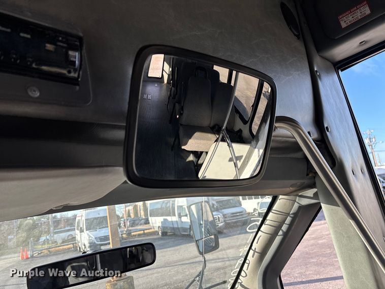 image for item EV3480 2004 Ford E450 shuttle bus