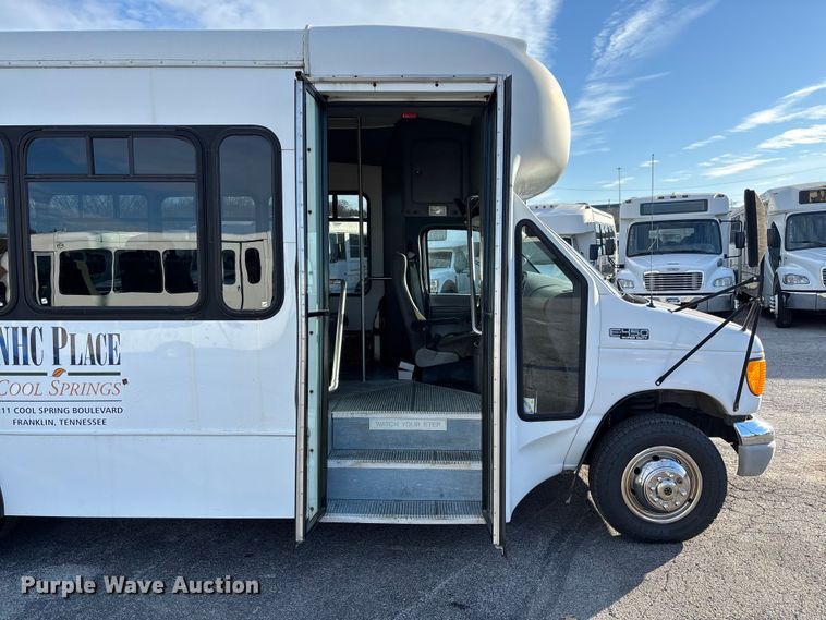 image for item EV3480 2004 Ford E450 shuttle bus