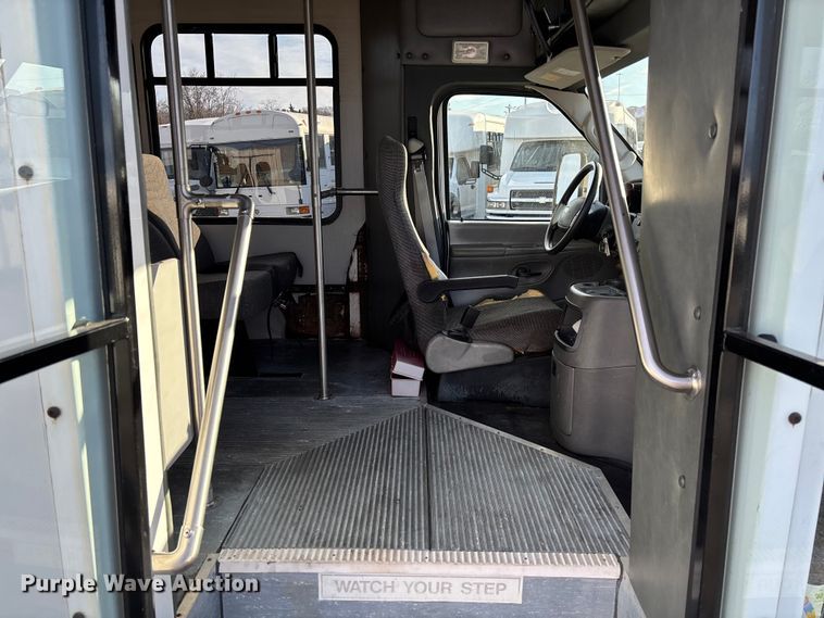 image for item EV3480 2004 Ford E450 shuttle bus