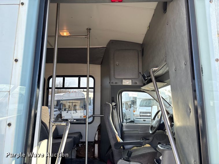 image for item EV3480 2004 Ford E450 shuttle bus