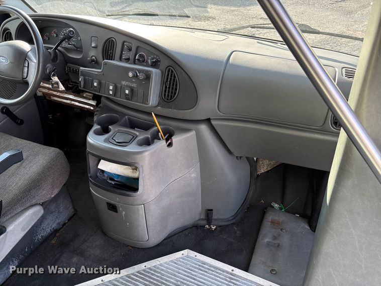 image for item EV3480 2004 Ford E450 shuttle bus