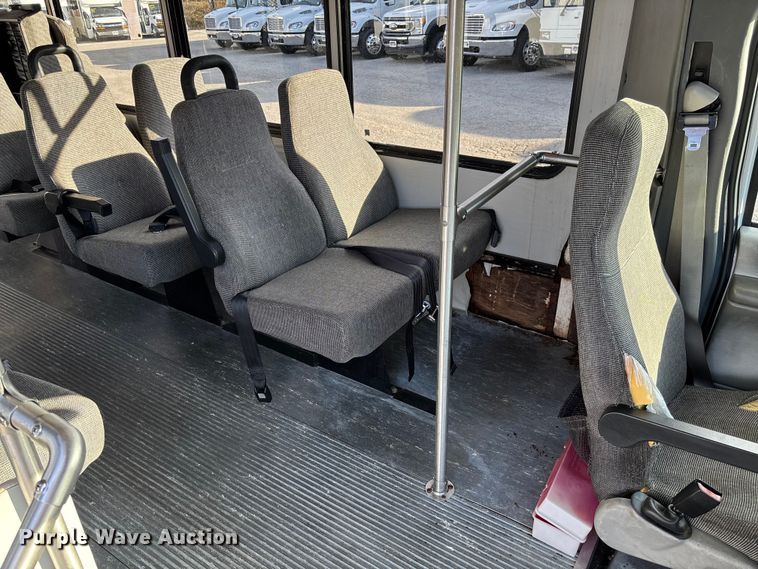 image for item EV3480 2004 Ford E450 shuttle bus