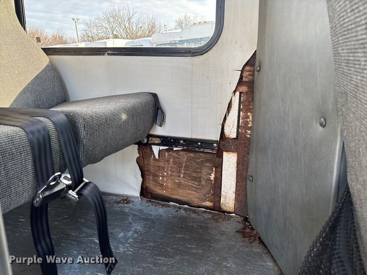 image for item EV3480 2004 Ford E450 shuttle bus