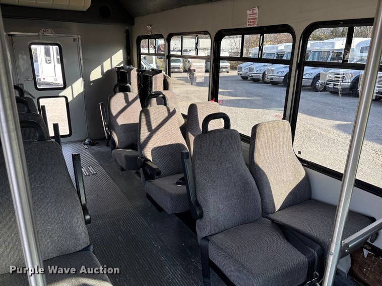 image for item EV3480 2004 Ford E450 shuttle bus