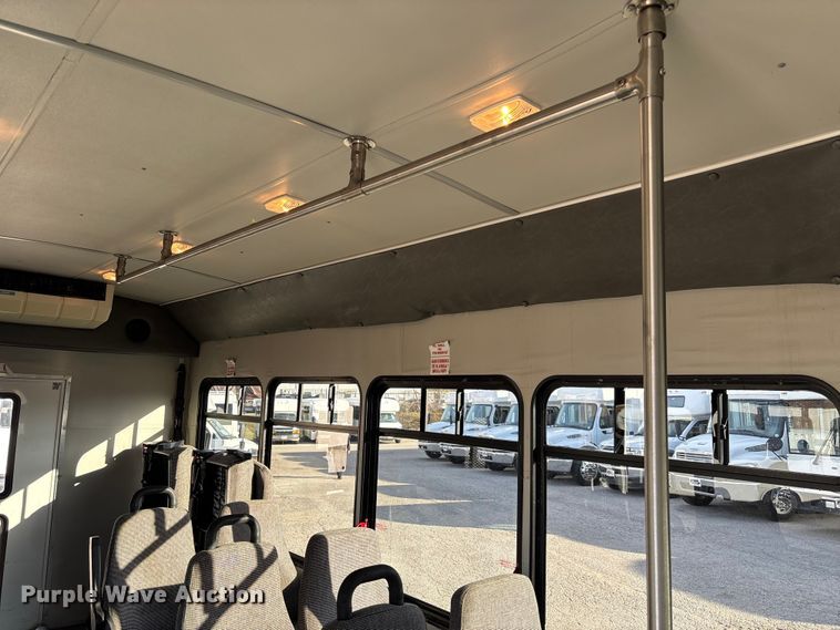 image for item EV3480 2004 Ford E450 shuttle bus