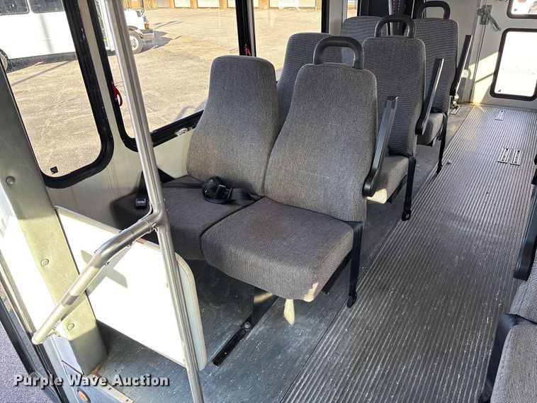 image for item EV3480 2004 Ford E450 shuttle bus