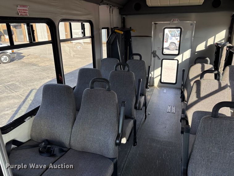 image for item EV3480 2004 Ford E450 shuttle bus