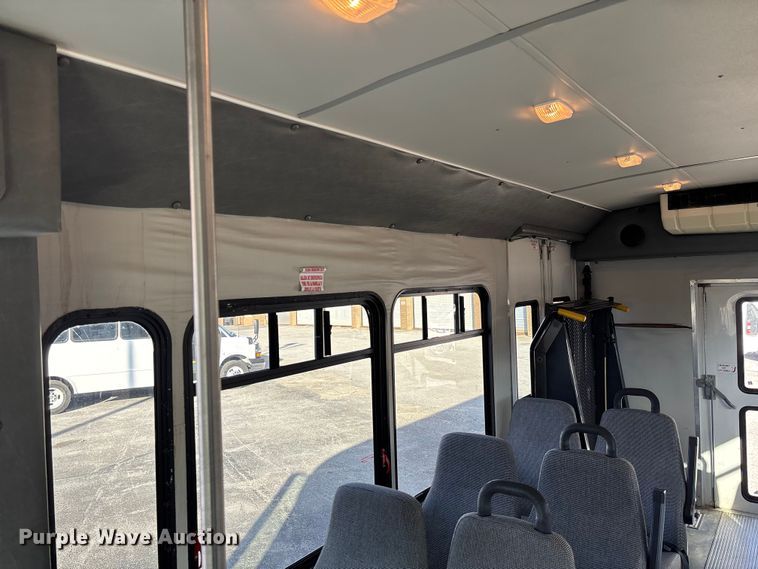 image for item EV3480 2004 Ford E450 shuttle bus