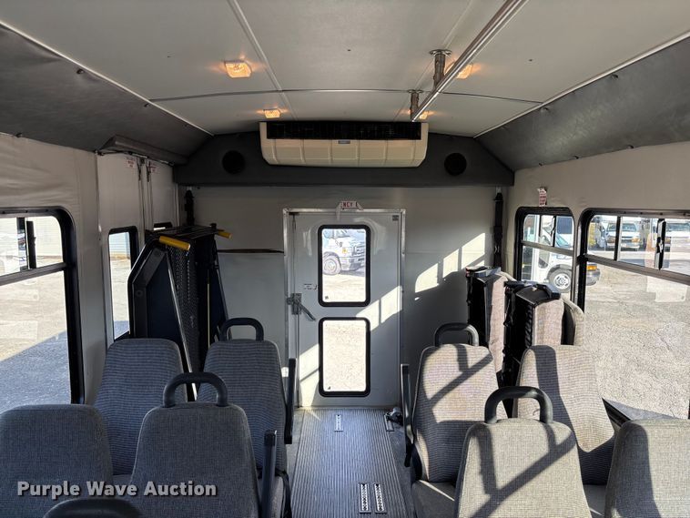 image for item EV3480 2004 Ford E450 shuttle bus