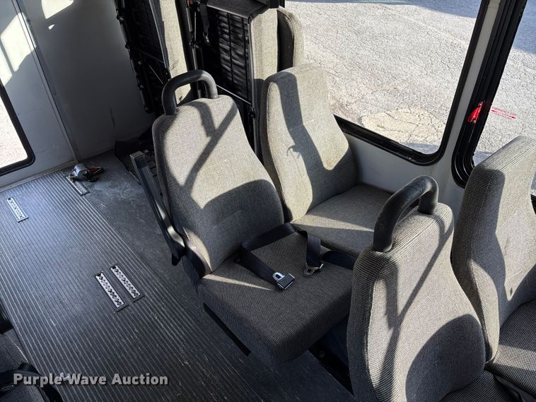 image for item EV3480 2004 Ford E450 shuttle bus