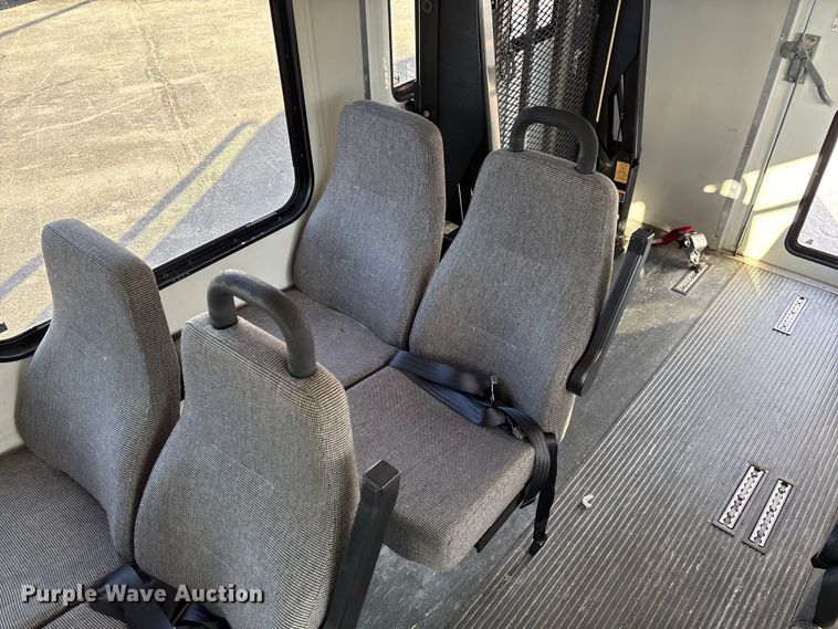 image for item EV3480 2004 Ford E450 shuttle bus