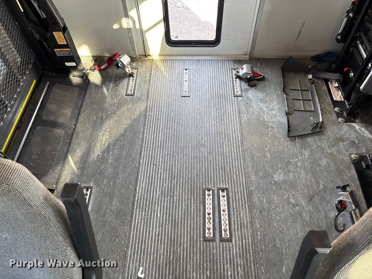 image for item EV3480 2004 Ford E450 shuttle bus