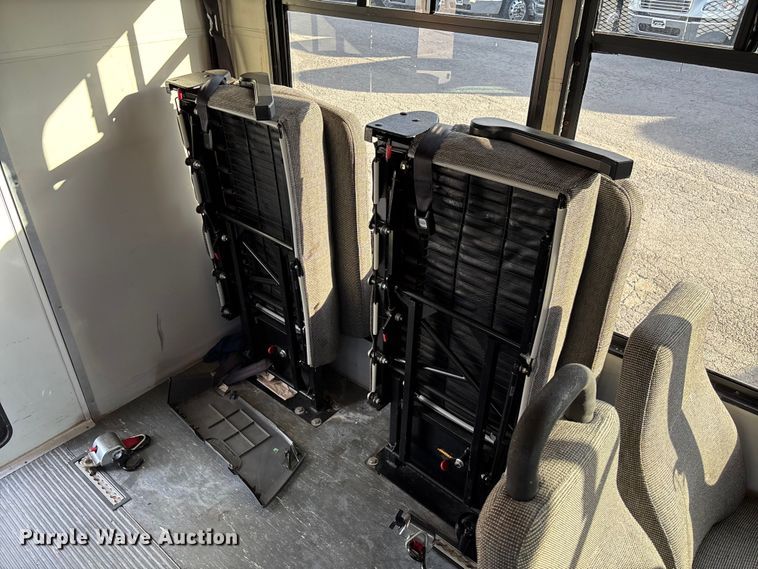 image for item EV3480 2004 Ford E450 shuttle bus