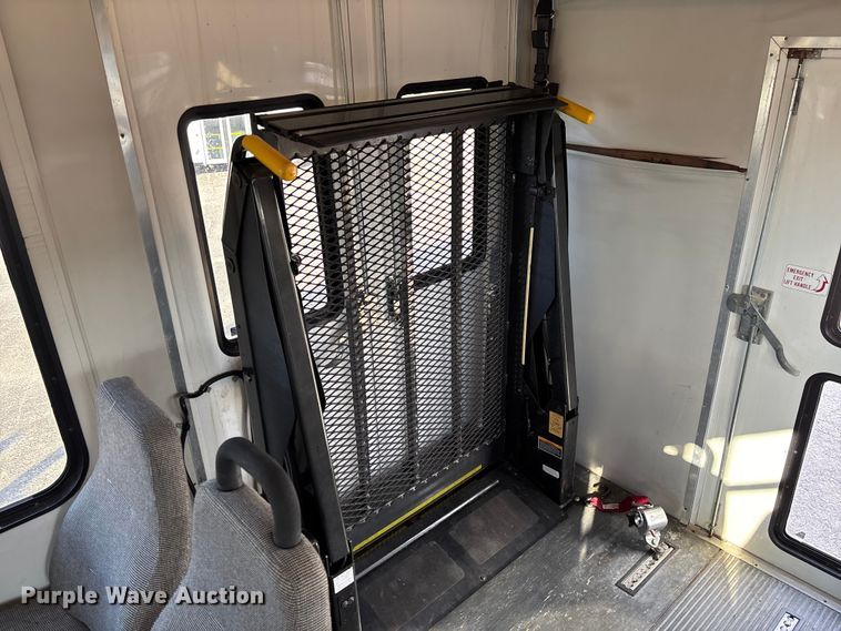 image for item EV3480 2004 Ford E450 shuttle bus