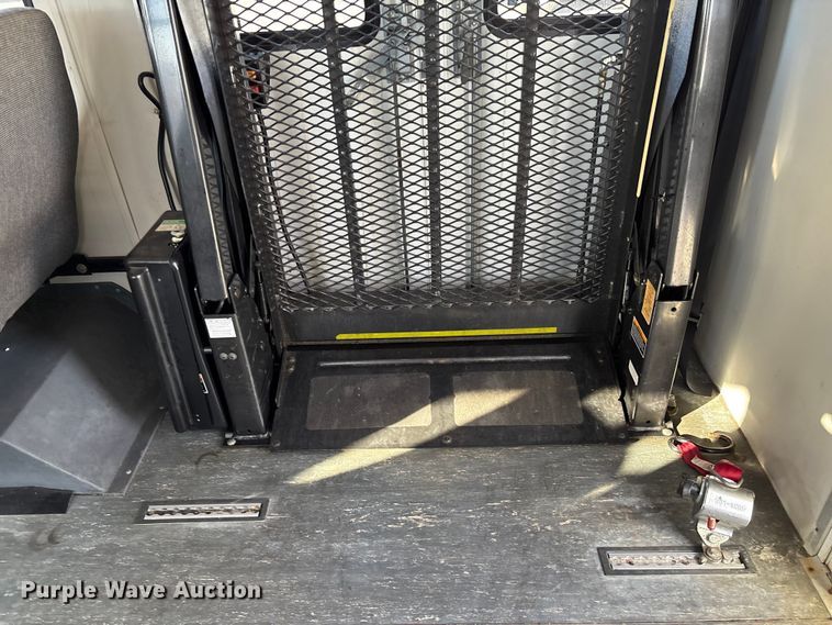 image for item EV3480 2004 Ford E450 shuttle bus