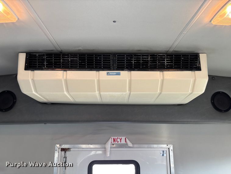 image for item EV3480 2004 Ford E450 shuttle bus