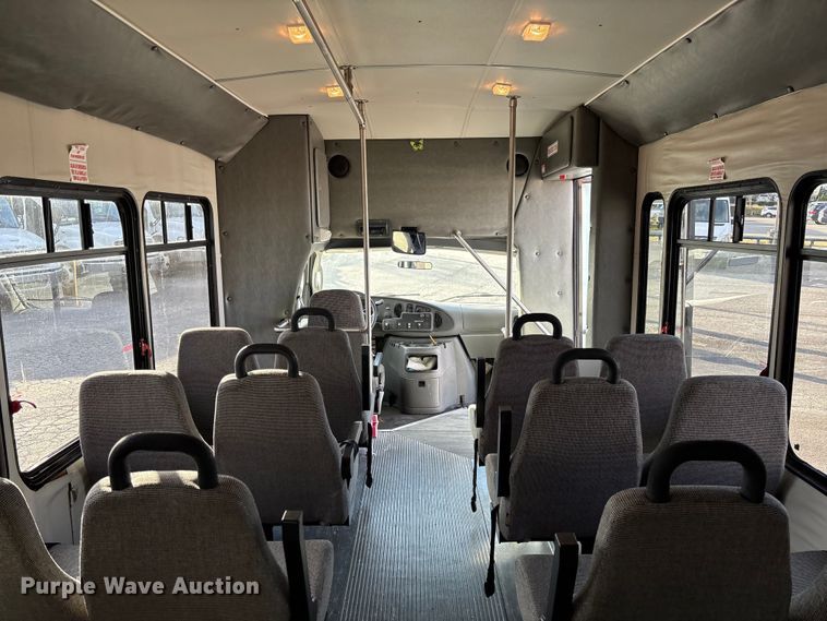 image for item EV3480 2004 Ford E450 shuttle bus