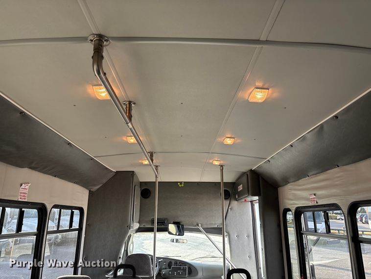 image for item EV3480 2004 Ford E450 shuttle bus