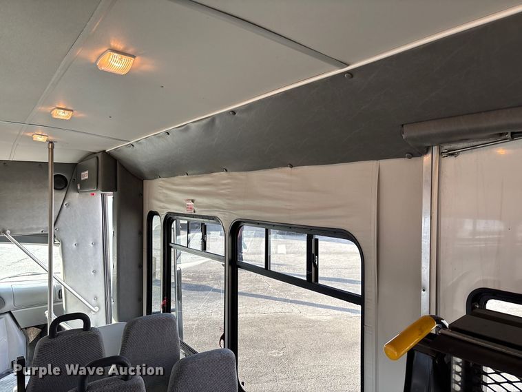 image for item EV3480 2004 Ford E450 shuttle bus