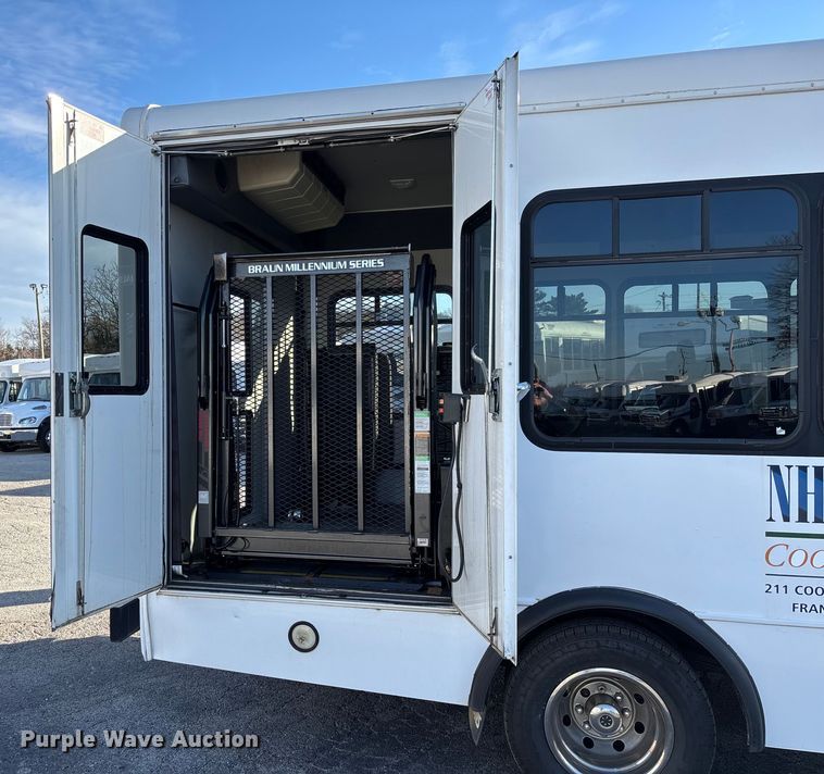 image for item EV3480 2004 Ford E450 shuttle bus