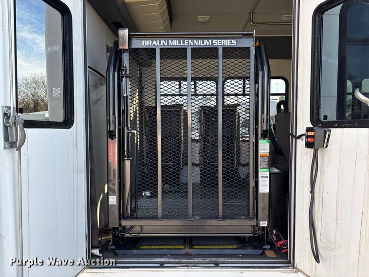 image for item EV3480 2004 Ford E450 shuttle bus