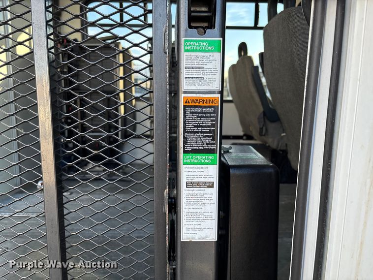 image for item EV3480 2004 Ford E450 shuttle bus