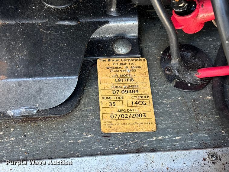 image for item EV3480 2004 Ford E450 shuttle bus