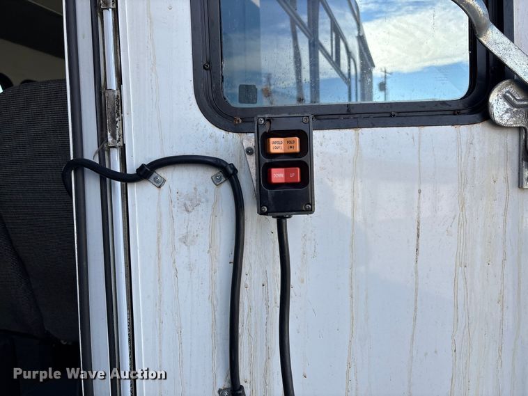 image for item EV3480 2004 Ford E450 shuttle bus