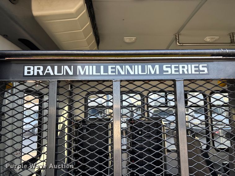 image for item EV3480 2004 Ford E450 shuttle bus