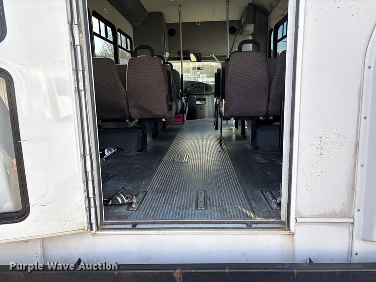 image for item EV3480 2004 Ford E450 shuttle bus