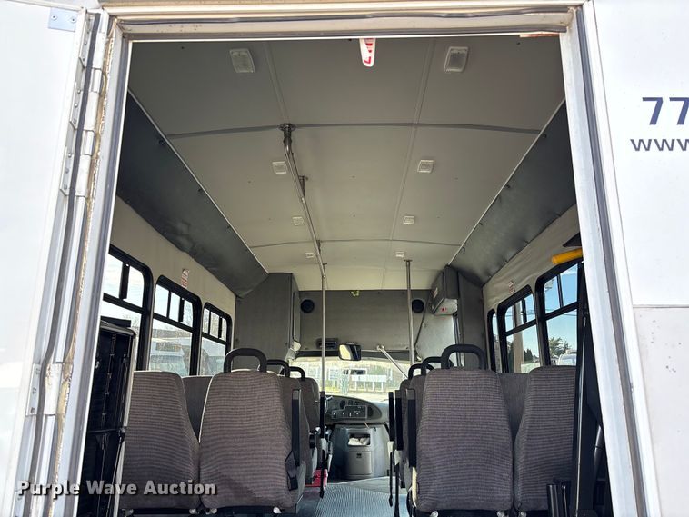 image for item EV3480 2004 Ford E450 shuttle bus
