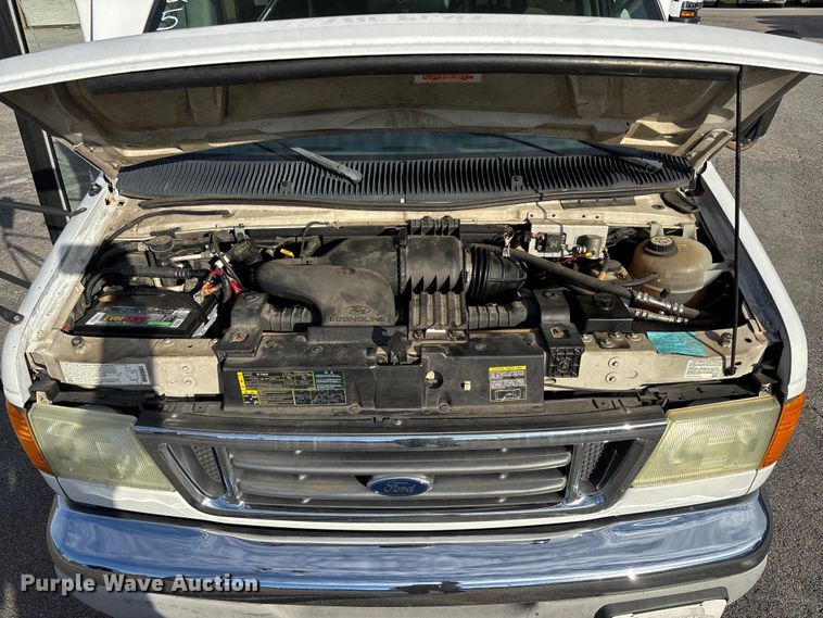 image for item EV3480 2004 Ford E450 shuttle bus