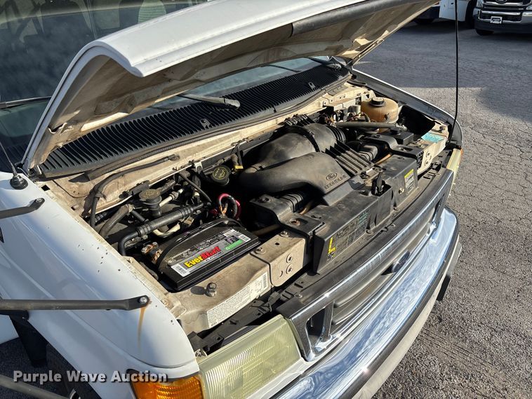 image for item EV3480 2004 Ford E450 shuttle bus