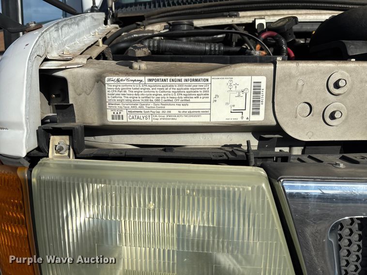 image for item EV3480 2004 Ford E450 shuttle bus