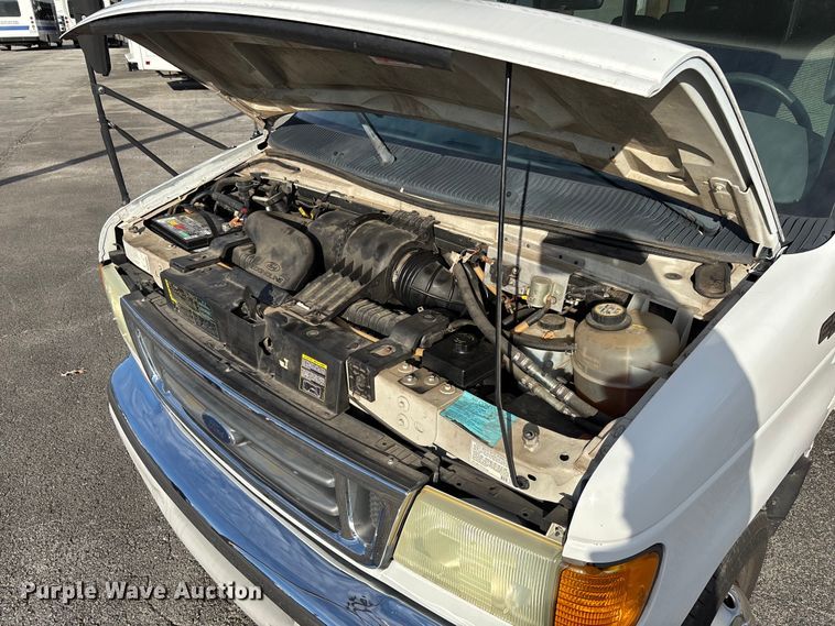 image for item EV3480 2004 Ford E450 shuttle bus