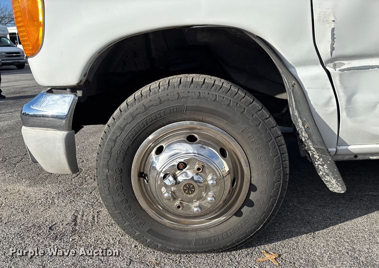 image for item EV3480 2004 Ford E450 shuttle bus