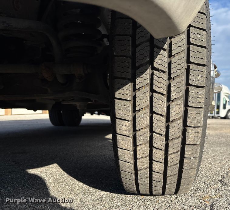 image for item EV3480 2004 Ford E450 shuttle bus