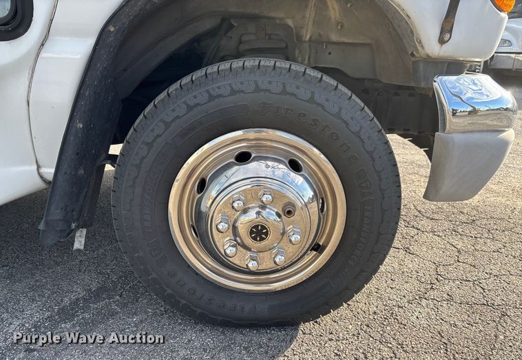 image for item EV3480 2004 Ford E450 shuttle bus