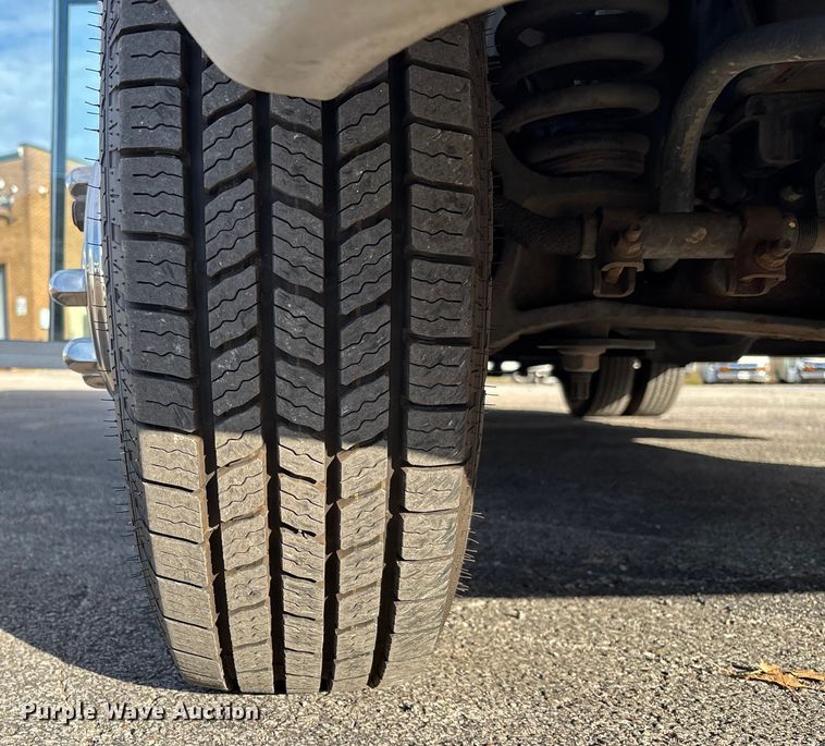 image for item EV3480 2004 Ford E450 shuttle bus